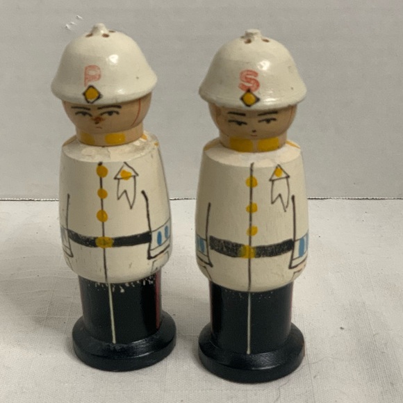 VINTAGE| Wooden Salt and Pepper Shakers - Picture 1 of 12